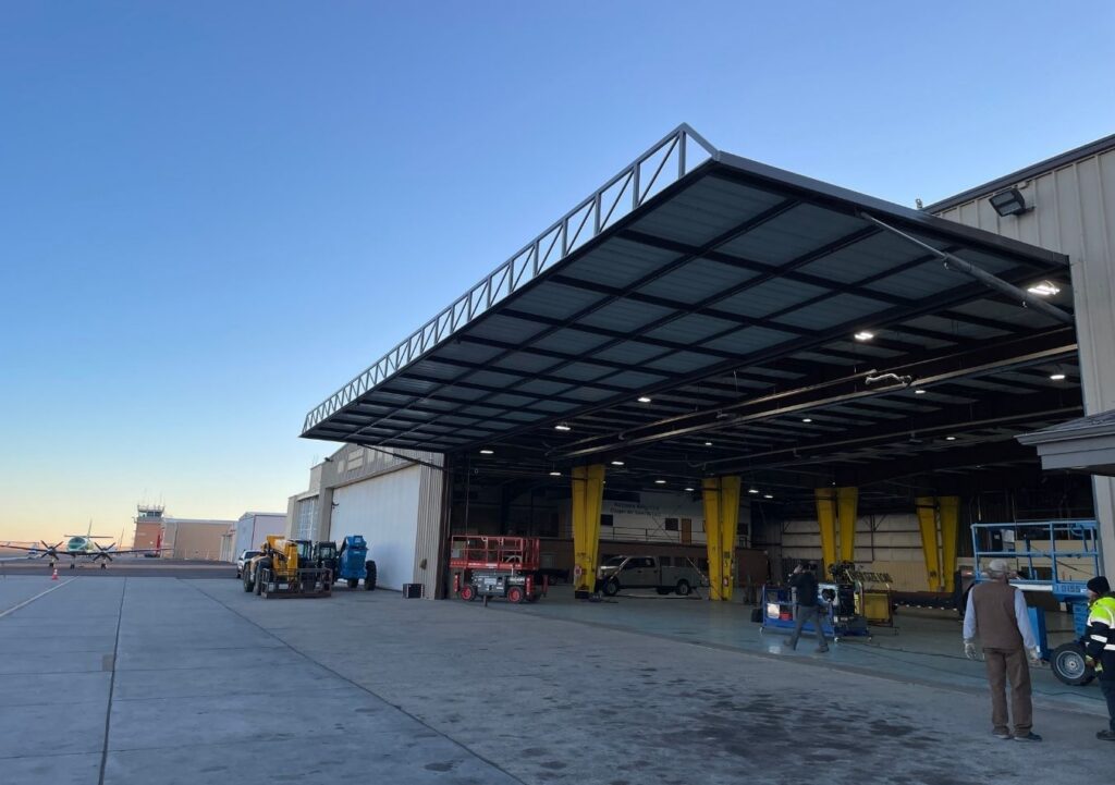 Image of linkage hydraulic door