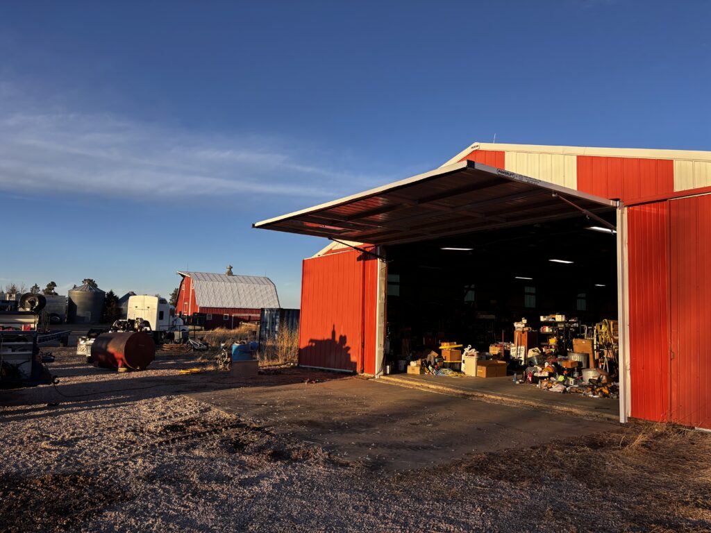 Hydraulic barn door