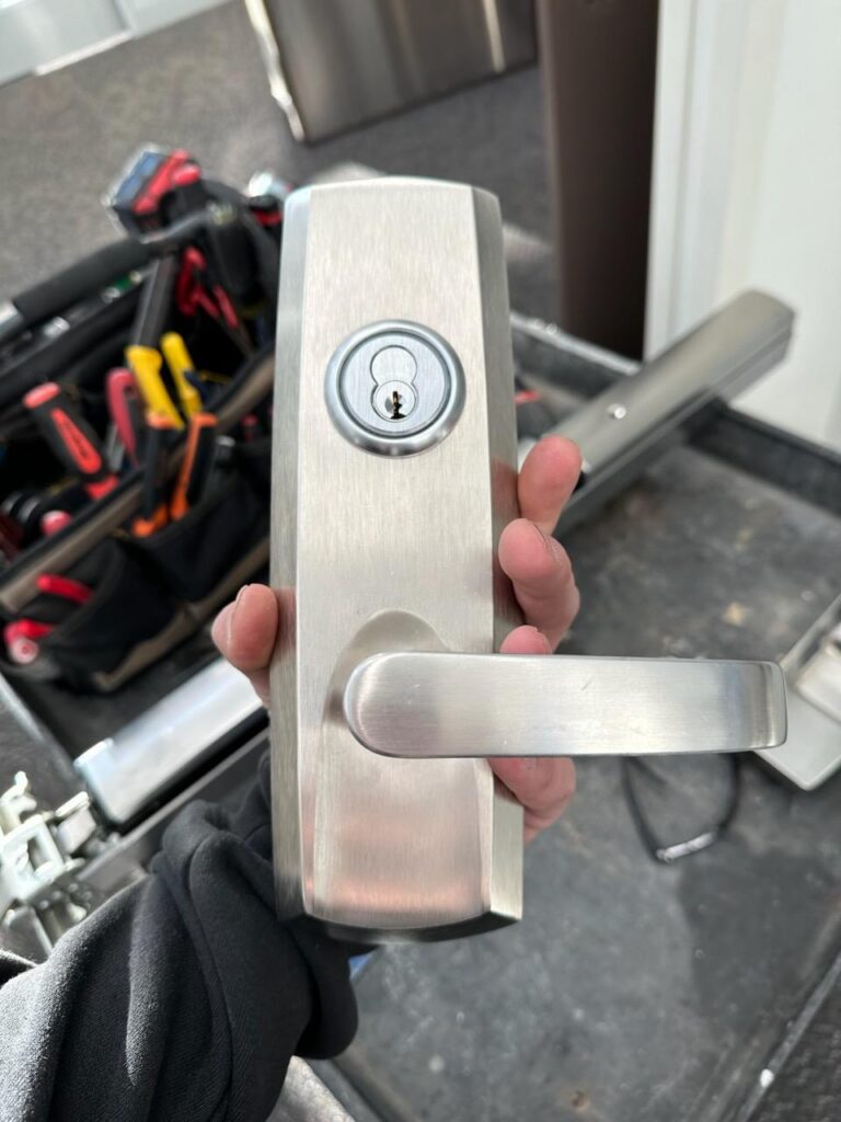 door handle with lock